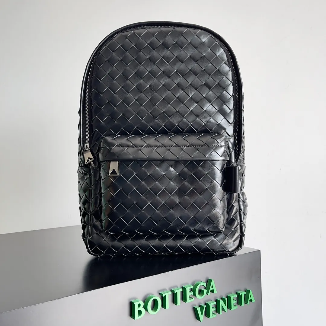 Batch 3100 BV’s new woven backpack is so delicious ~ BV has finally released a backpack that I have been looking forward to for a hundred times ~ Full of details Luxurious leather + ultimate details + invincible capacity, it’s really awesome ~ Unique weaving technology and soft and comfortable calfskin imported from Italy. The design of the wide shoulder straps makes the stress points on the shoulders more even. There is a laptop compartment inside with double zipper opening. Daily commuting is not a problem at all! Style number: 730728 Size: 28*15*41